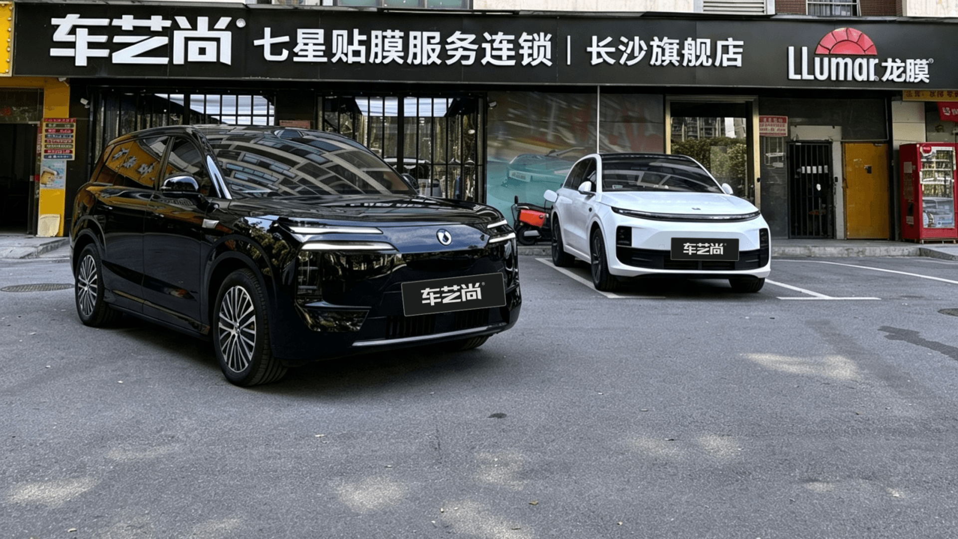 小鹏车主为什么在车艺尚长沙龙膜店贴膜:无框车门与视觉方案的施工组合